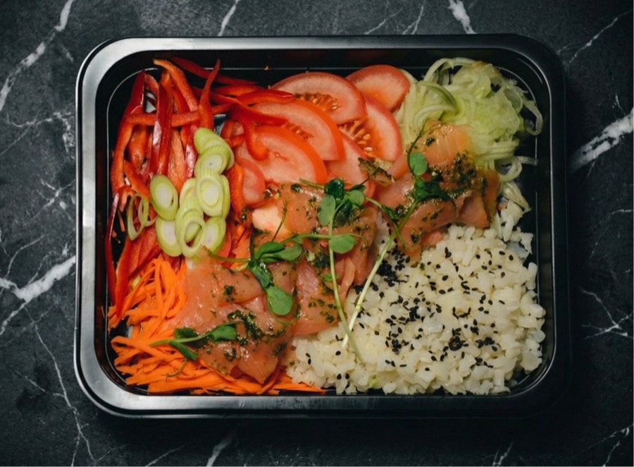 Losos s květákovou rýží a zeleninou